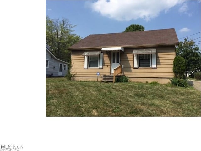 bungalow featuring a front yard