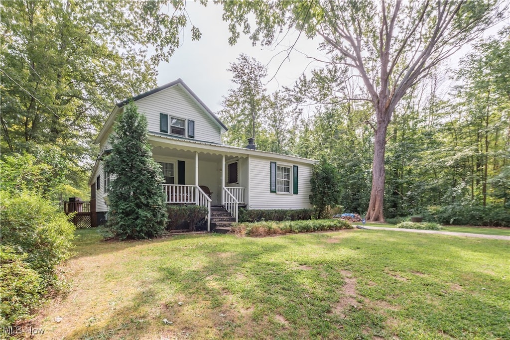 view of front facade with a front yard and covered porch