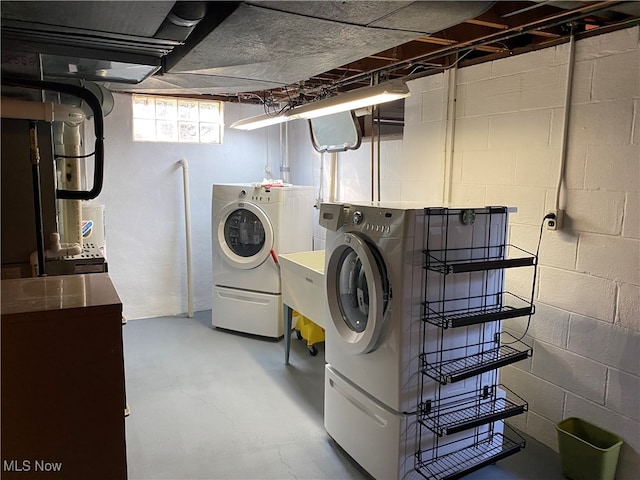 washroom featuring washing machine and clothes dryer