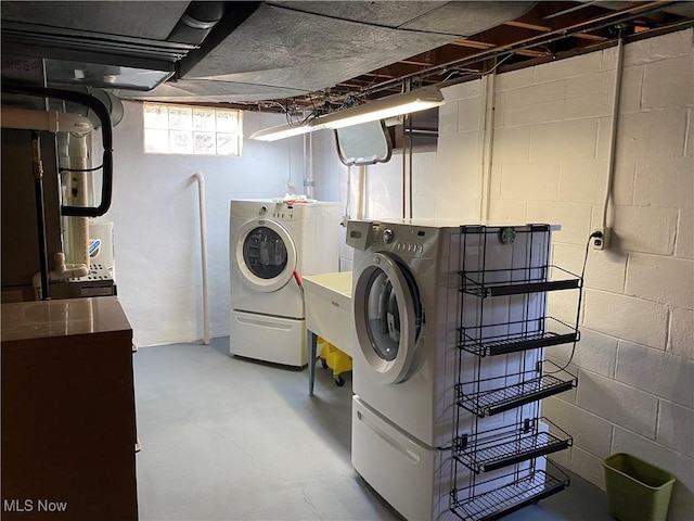 421 W Omar St, Struthers, OH 44471 - laundry room with washing machine and dryer