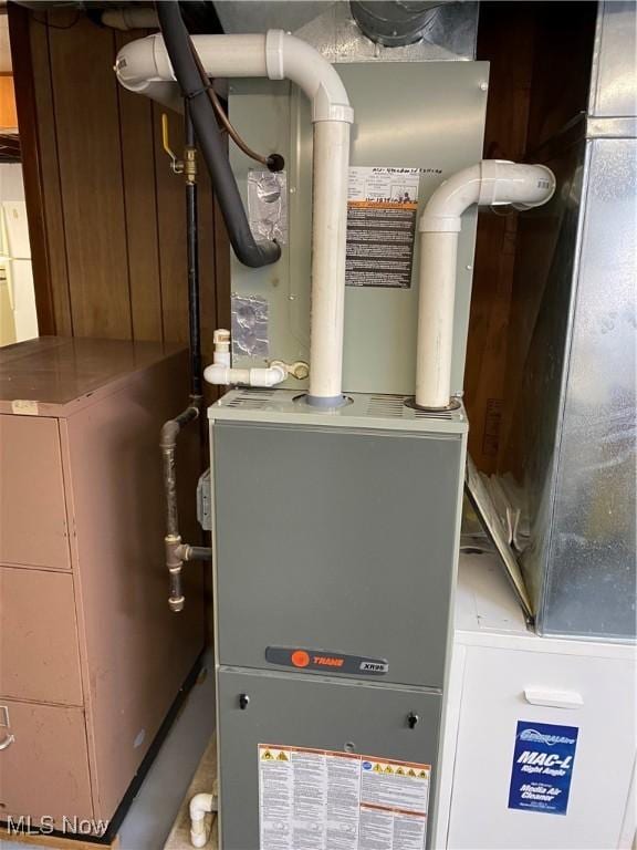 421 W Omar St, Struthers, OH 44471 - utilities featuring heating unit
