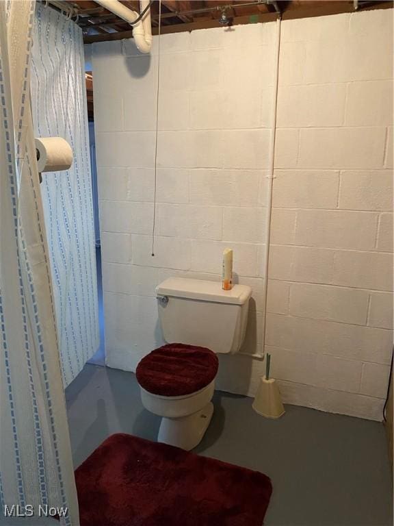 421 W Omar St, Struthers, OH 44471 - bathroom featuring finished concrete floors and toilet