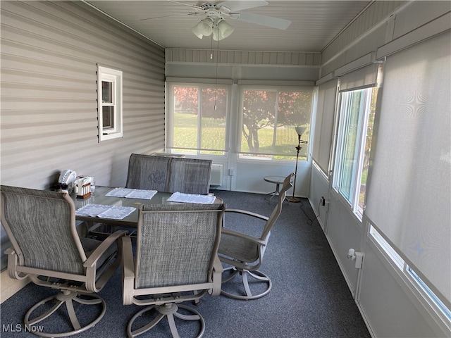 sunroom with ceiling fan