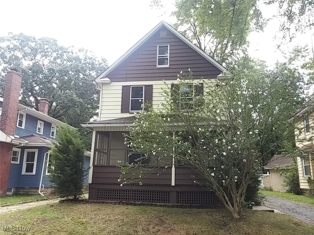 view of front of property featuring a front yard