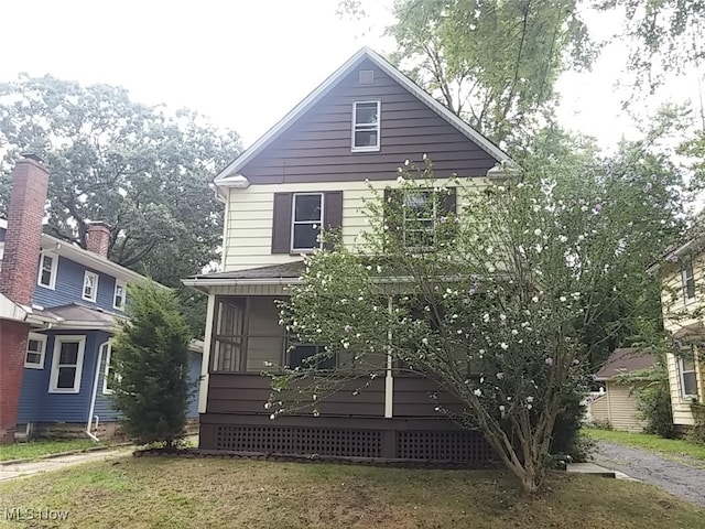 view of front of property featuring a front yard