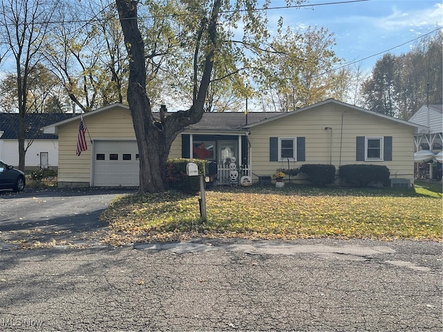 view of front of home featuring a front yard and a garage