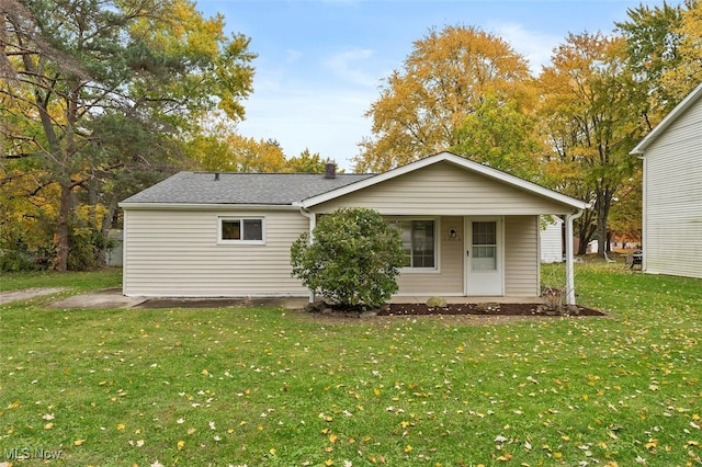 view of front facade with a porch and a front lawn