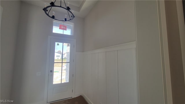 doorway with a notable chandelier