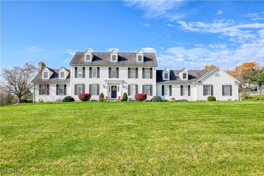 view of front facade featuring a front lawn