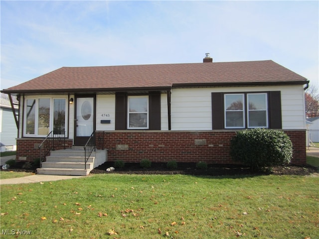 view of front of property featuring a front lawn