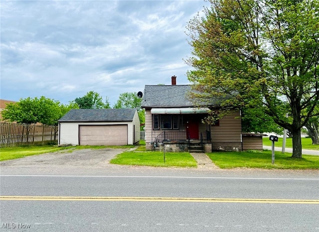 view of front of home featuring a front yard and a garage