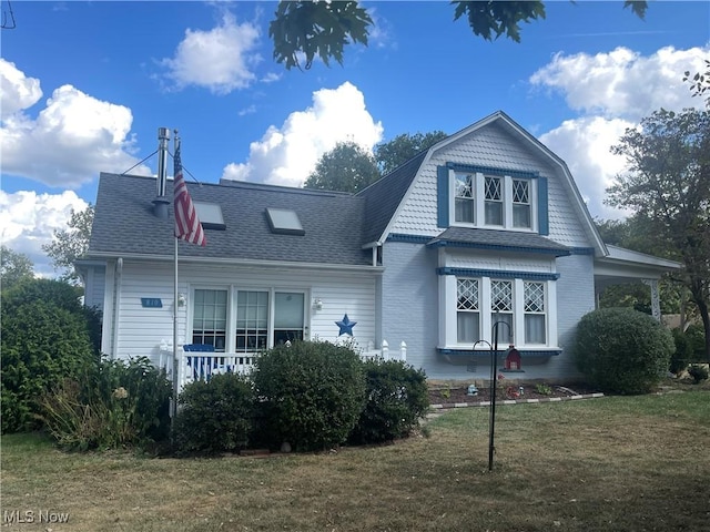 view of front of home with a front lawn