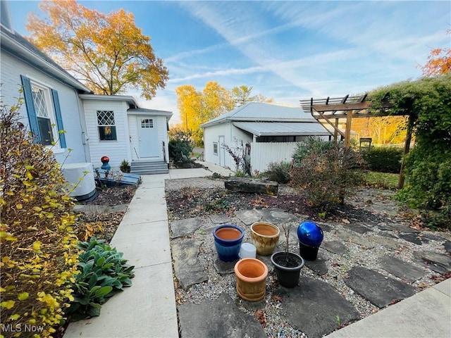 view of yard featuring a pergola