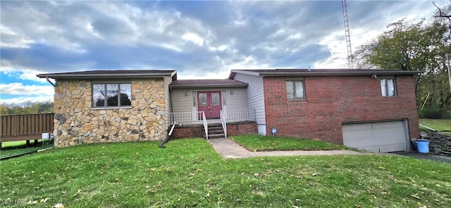 view of front of home featuring a front lawn and a garage