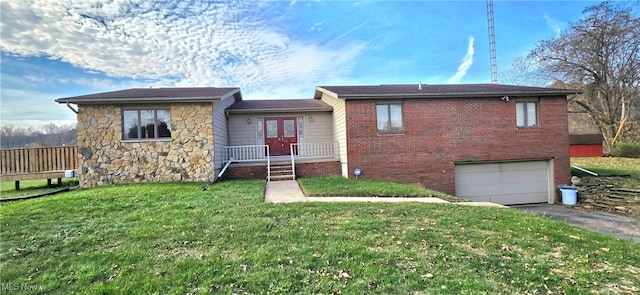 view of front of property featuring a front lawn and a garage