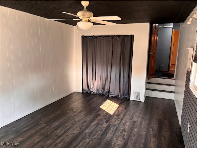 empty room featuring dark hardwood / wood-style floors and ceiling fan