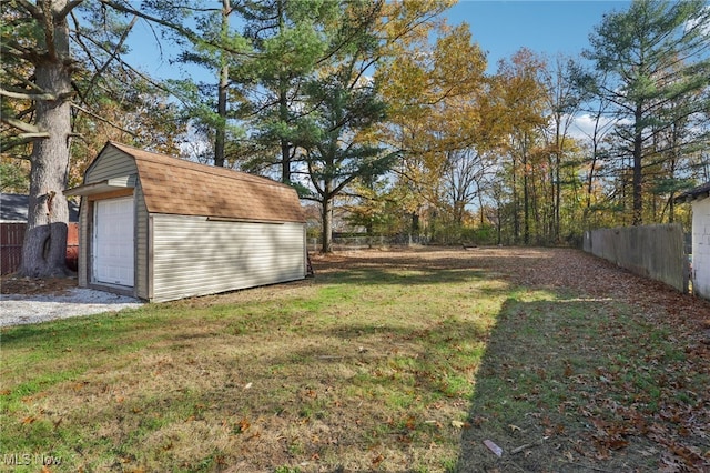 view of yard with an outbuilding