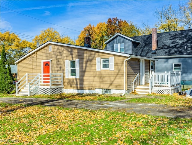 view of front of property with a front lawn