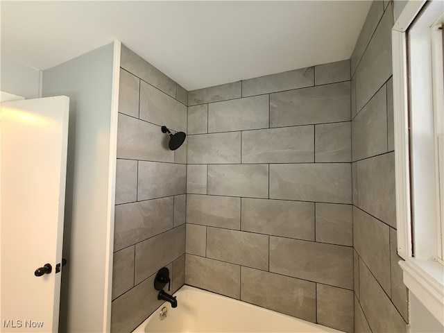 bathroom with tiled shower / bath