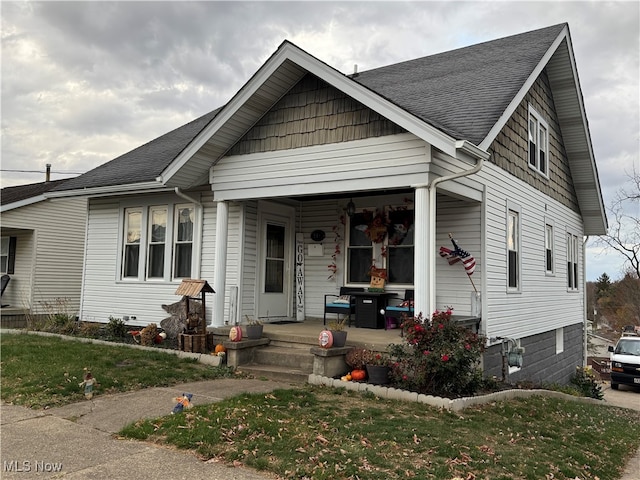 view of front of home with a front lawn