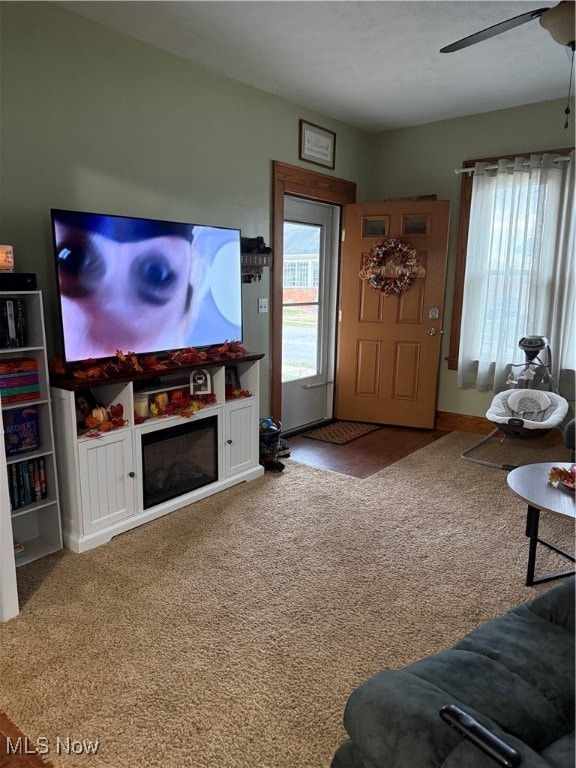 carpeted living room featuring ceiling fan