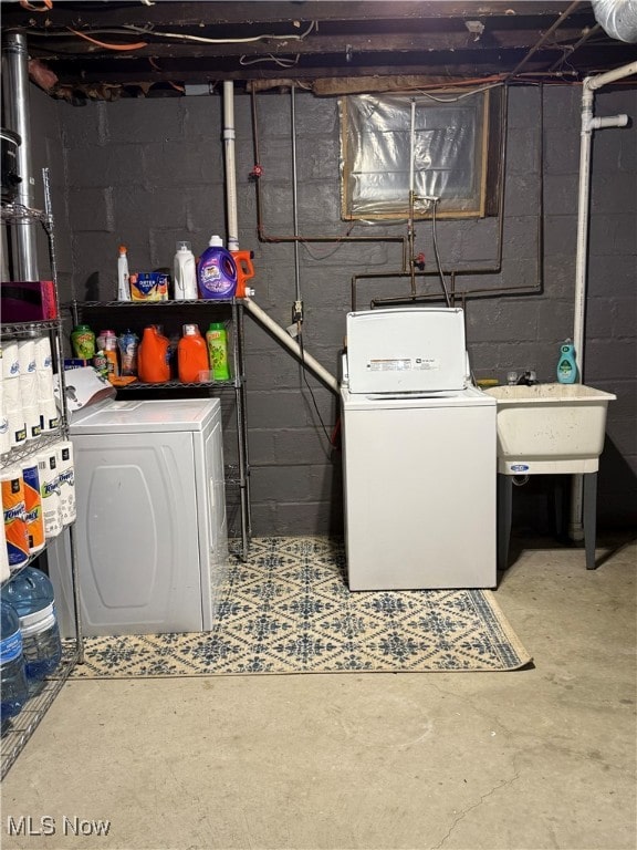 laundry room with sink and washing machine and dryer