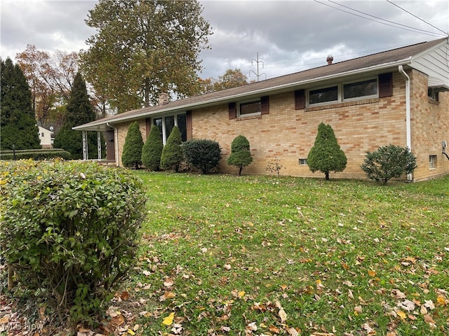 single story home with a front yard