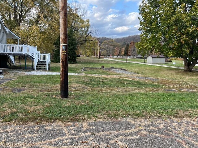 view of yard with a shed