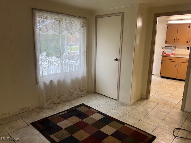 entryway featuring light tile patterned floors