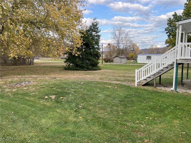 view of yard with a storage shed