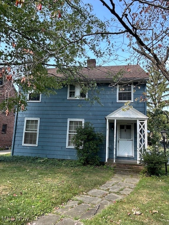 view of front of house with a front lawn