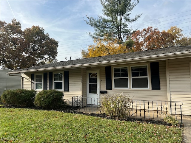 single story home featuring a porch and a front lawn