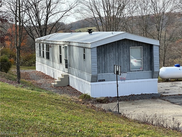 view of side of property featuring a yard