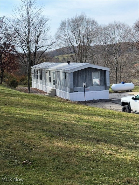 view of front facade with a front yard