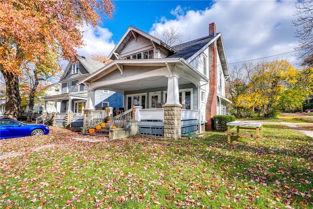 view of front of property featuring a porch and a front yard