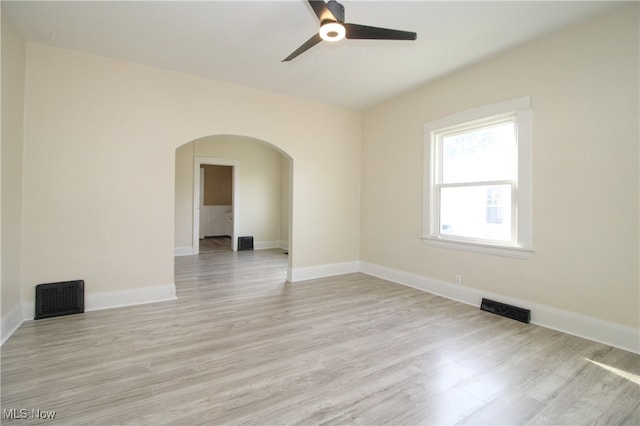 unfurnished room featuring light hardwood / wood-style flooring and ceiling fan