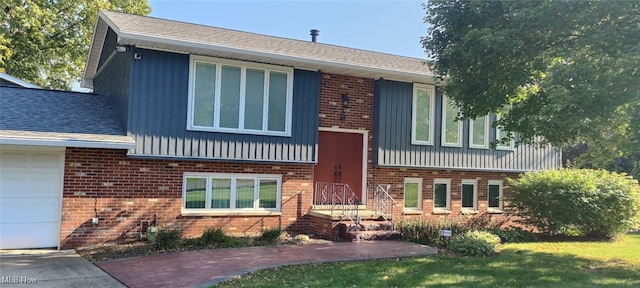 view of front facade featuring a front yard and a garage