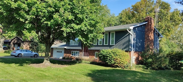 view of front of home featuring a front lawn and a garage