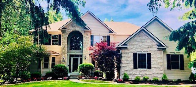 view of front facade with a front yard