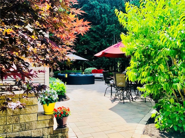 view of patio featuring an outdoor hangout area