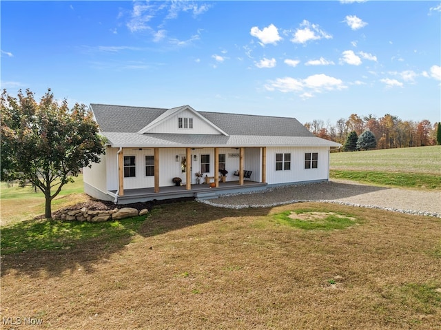 view of front facade featuring a front yard and covered porch