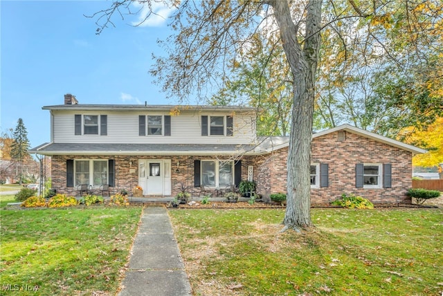 view of front of property featuring a front yard