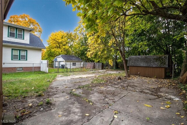 view of yard featuring a storage shed