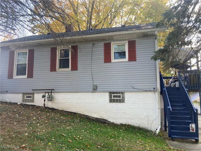 view of side of property featuring a lawn