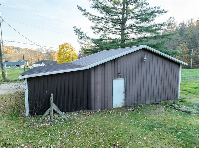 view of outdoor structure featuring a yard