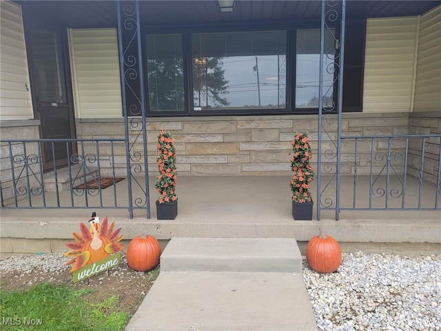 property entrance featuring a porch