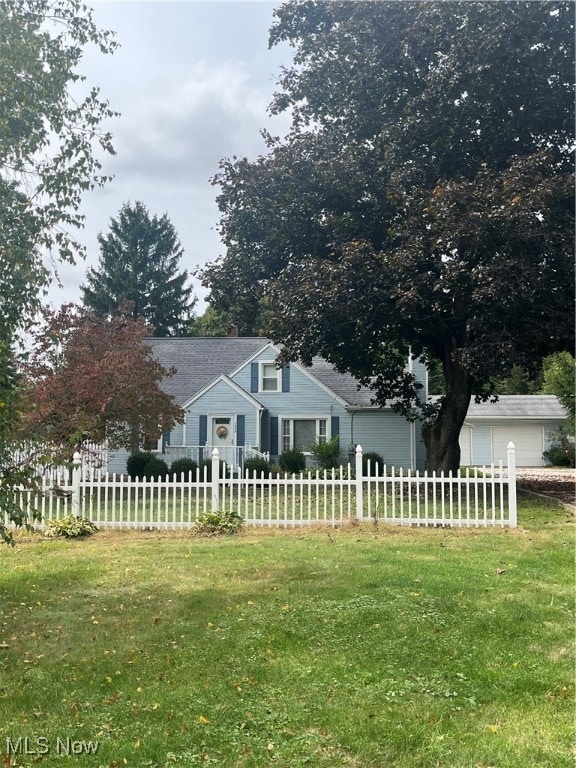 view of front facade featuring a front yard