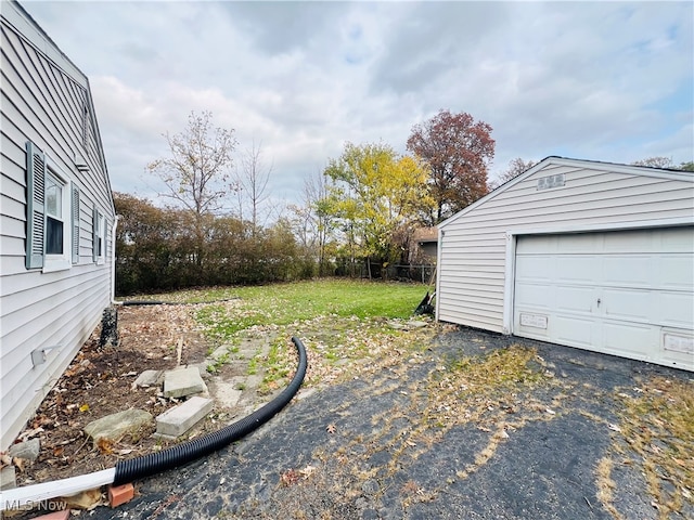 view of yard with an outdoor structure and a garage