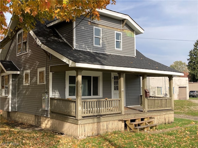 view of front facade featuring a porch and a front lawn