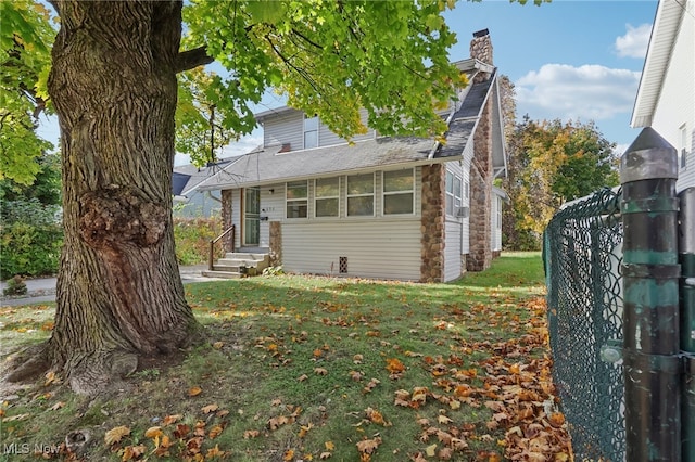 view of front facade with a front yard